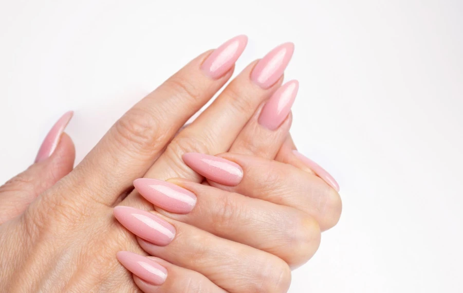ballet blush nechty 2026 s jemným ružovým polopriesvitným lakom