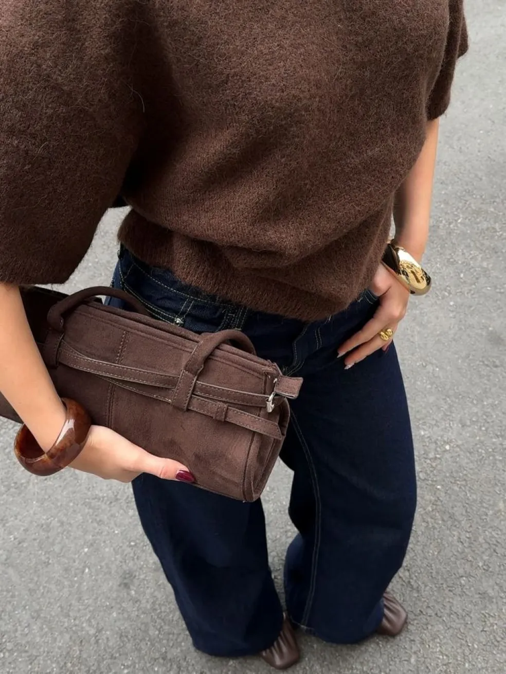 espresso hnedý outfit s elegantnými jesennými doplnkami