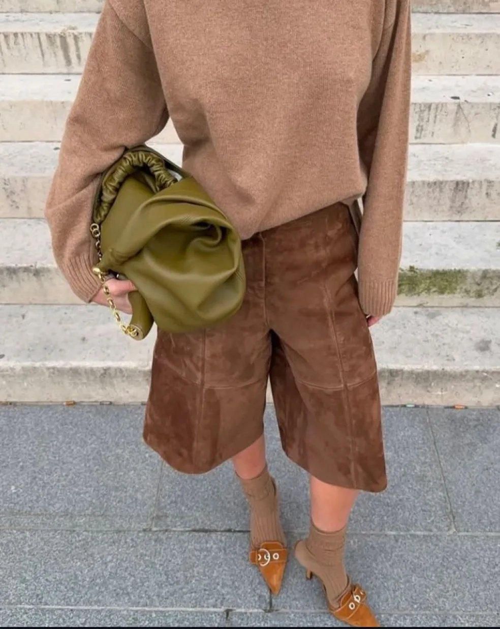 monochromatický hnedý outfit s rôznymi materiálmi a textúrami