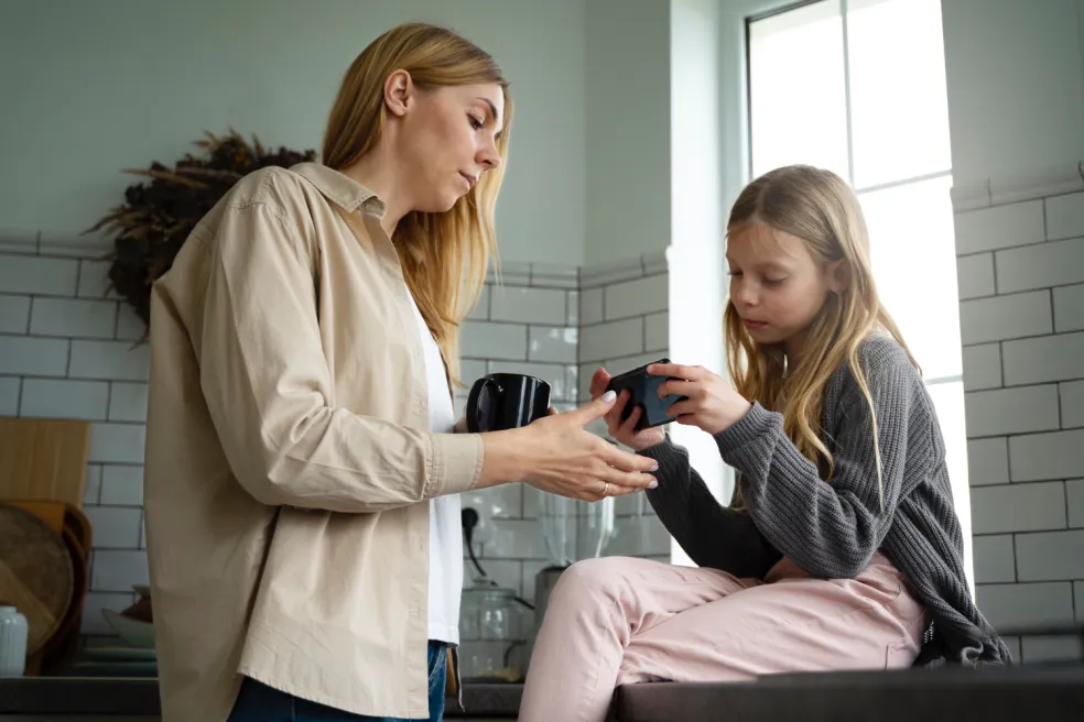 tínedžerka sledujúca sociálne siete a algoritmický obsah