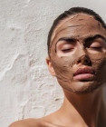 National Mud Pack Day: Mud mask na pleť – účinky, použitie a mýty o detoxe