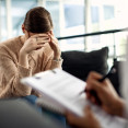 Generačná trauma: Čo to je, ako sa prenáša a ako ovplyvňuje náš život