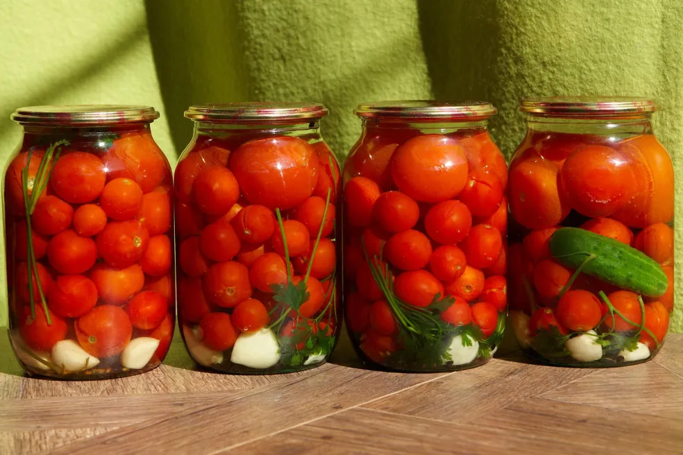 nakladané cherry paradajky s cesnakom a bazalkou v pohári