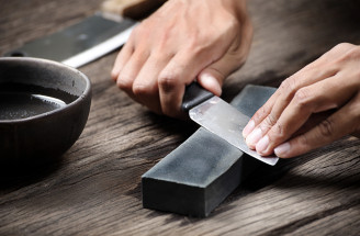 Ako správne nabrúsiť kuchársky nôž? Je lepšie zveriť to profíkovi?