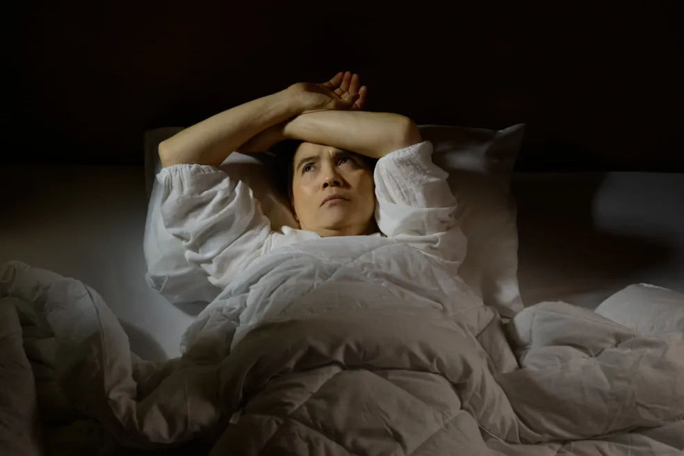 žena počas spánku prežíva nepríjemný sen o úteku