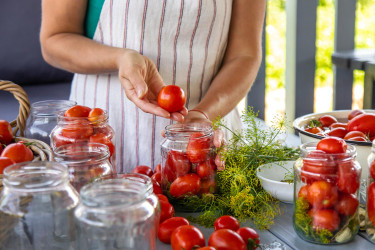 Zavárané paradajky s nálevom i bez, s bazalkou, cesnakom i cibuľou