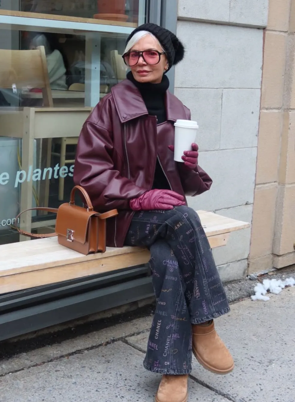 Štýlová žena so slnečnými okuliarmi a elegantným mestským outfitom