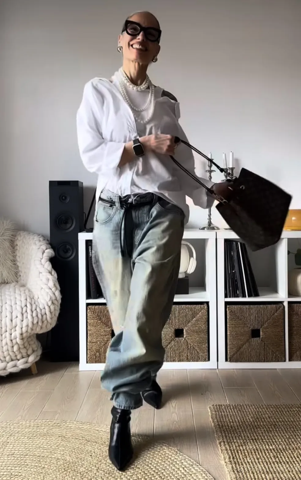Elegantná žena, jednoduchý outfit, kabelka