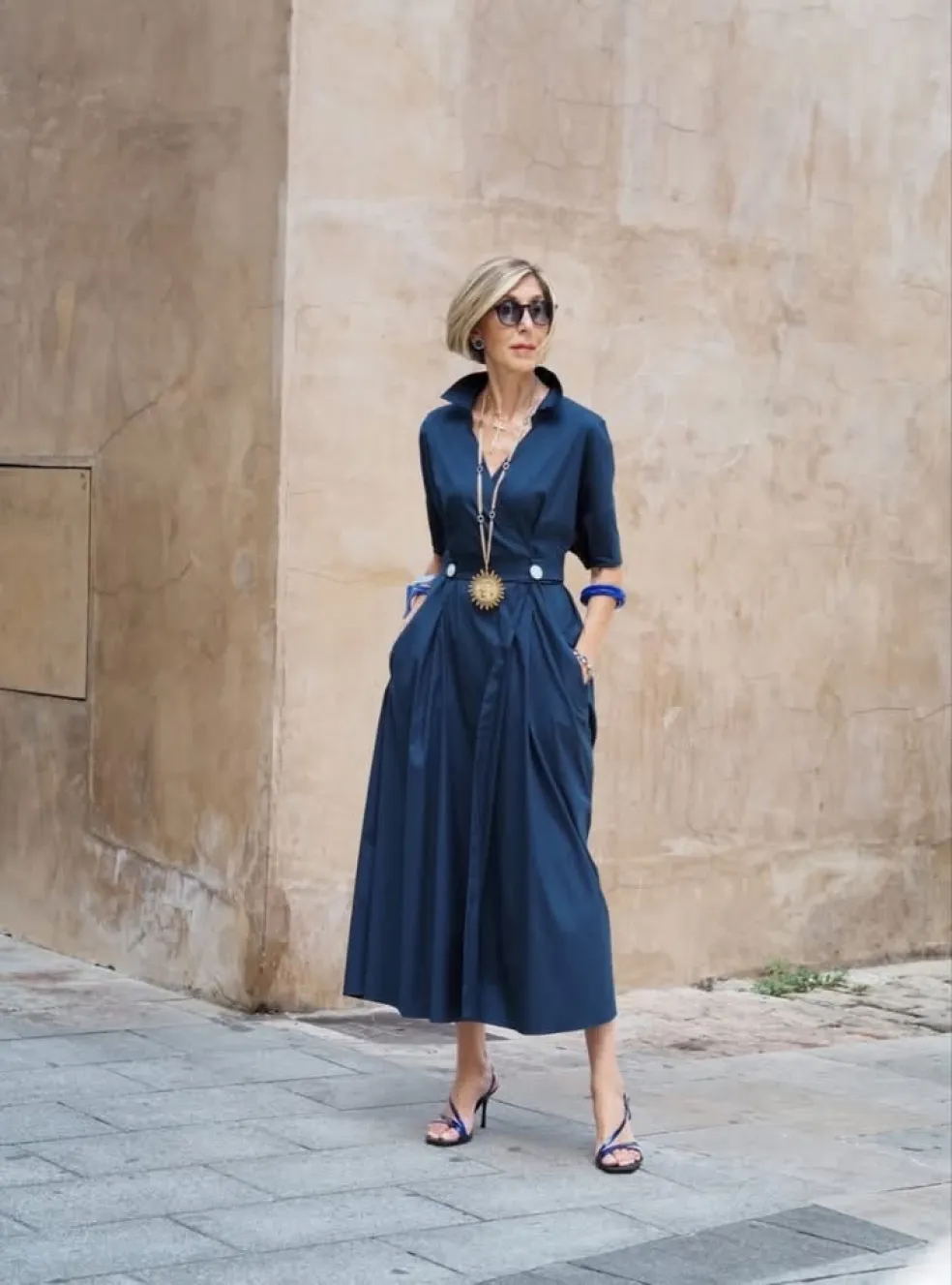 Moderný smart casual outfit so slnečnými okuliarmi