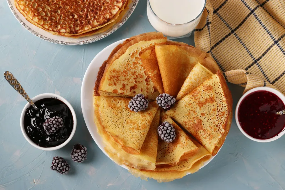 Domáce tenké palacinky z múky s černicami a džemom