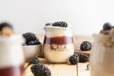 Zdravé cheesecake poháre bez pečenia: 5 krémových receptov zo skyru, tvarohu a ovocia