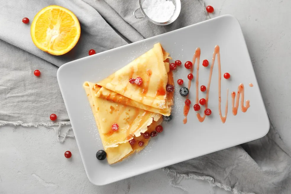 Chutné palacinky s ovocnou omáčkou a čerstvým bobuľovým ovocím na raňajky