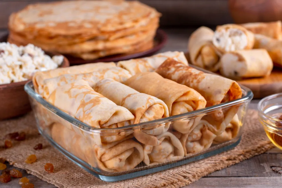 Tenké palacinky plnené tvarohovou náplňou pripravené na servírovanie