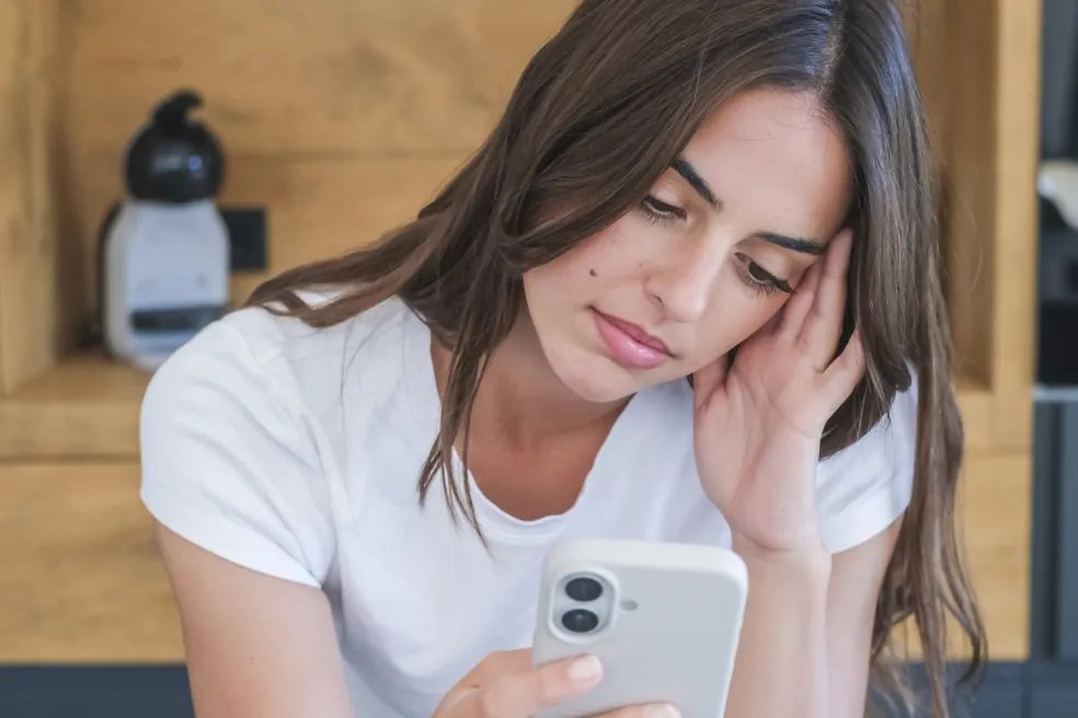 Žena sa ospravedlňuje partnerovi prostredníctvom textovej správy
