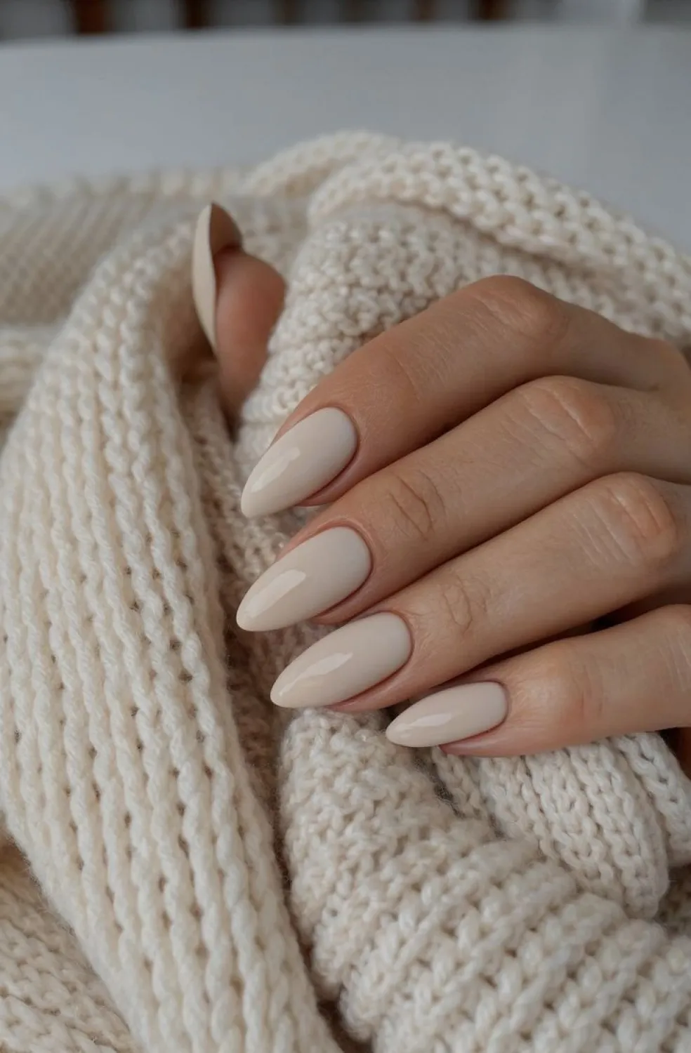 Jemné milky nails ako trend nechtov na jeseň 2026