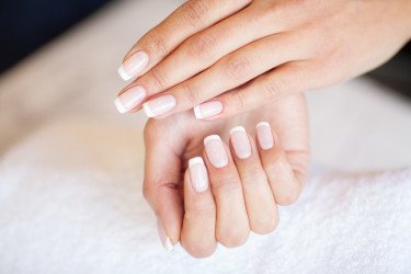 Francúzska manikúra je späť: Nadčasový trend, ktorý milovala princezná Diana, patrí medzi najväčšie beauty hity roku 2026