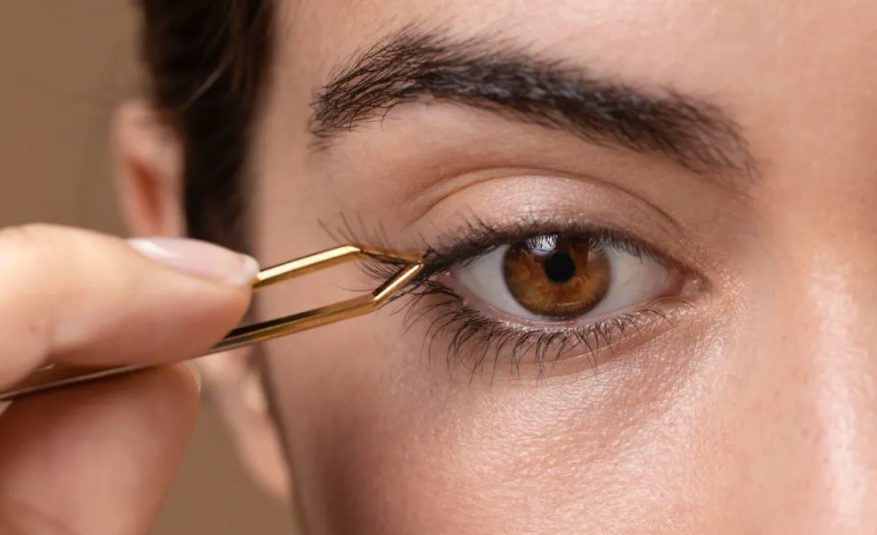 Žena sa stará o svoje mihalnice počas domácej beauty rutiny