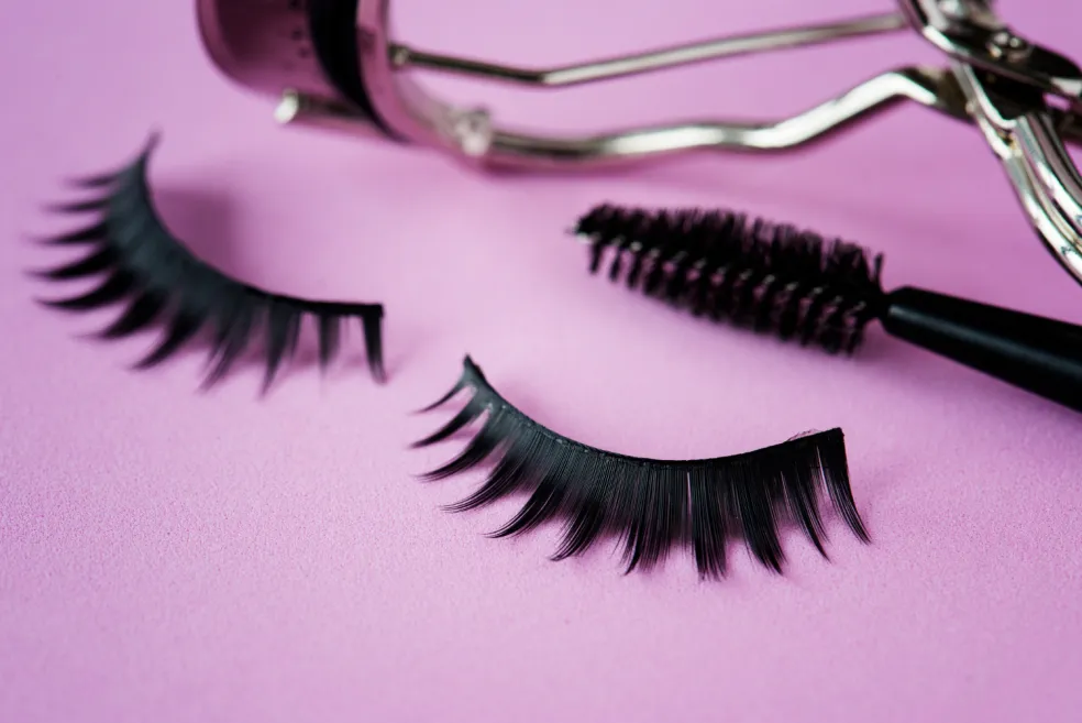 Umelé mihalnice a klieštiky na natočenie mihalníc pripravené na beauty rutinu