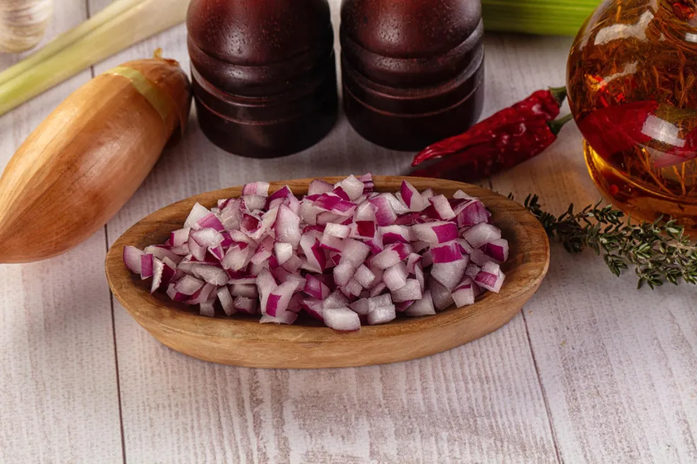 Ingrediencie na cibuľové čatní s červenou cibuľou, bylinkami a koreninami.