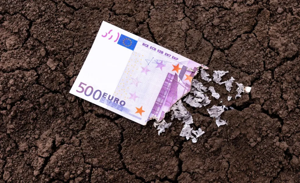 roztrhané eurové bankovky ako symbol stratenej hodnoty v sne