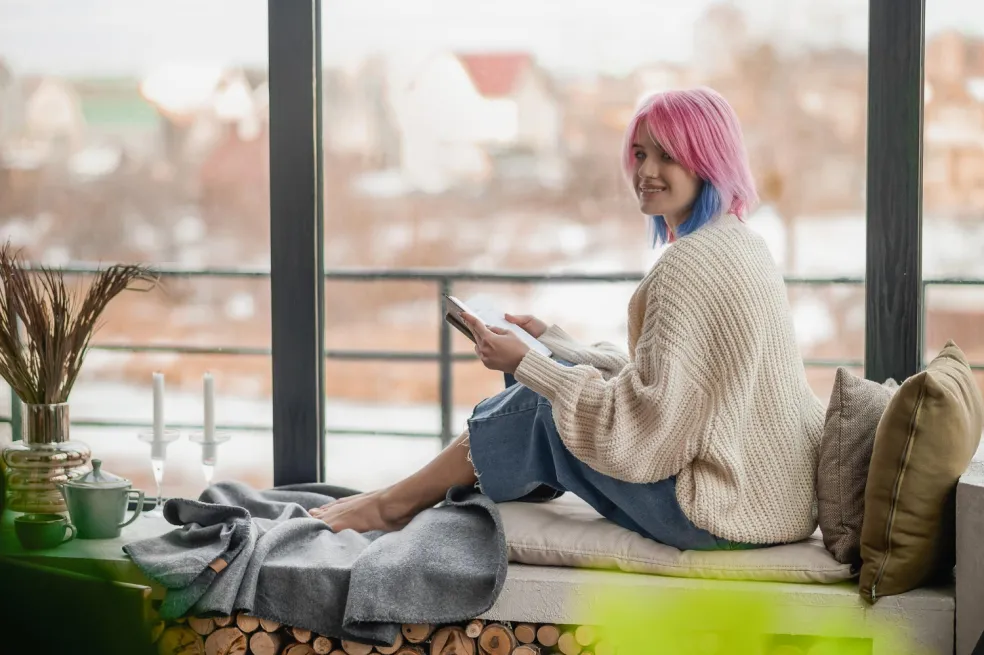 Žena s farbenými vlasmi vo výklade sna o farbe vlasov