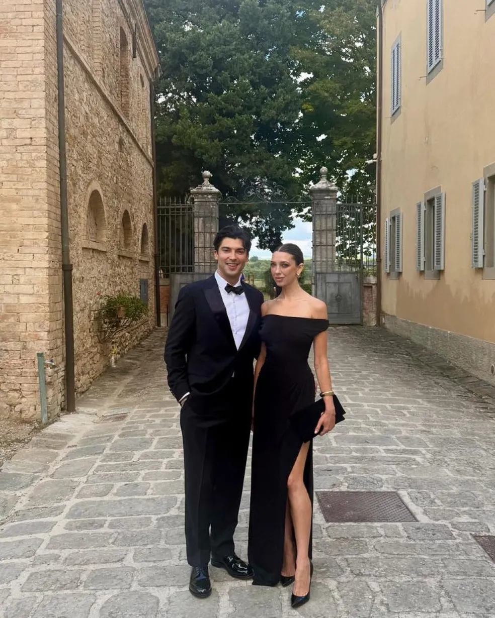 Pár v elegantnom black tie oblečení – muž v smokingu a žena v dlhých čiernych šatách