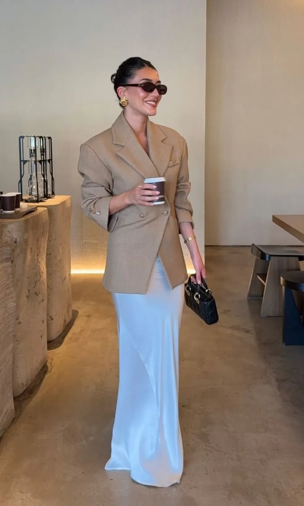 Žena vo formálnom outfite so saténovou dlhou sukňou a elegantným sakom