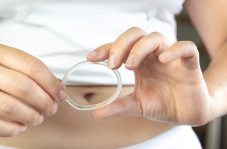 Antikoncepčný vaginálny krúžok: Ako funguje, používanie, riziká a čo robiť, ak vypadne