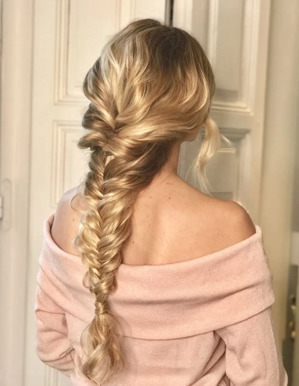 Žena s dlhými blond vlasmi upravenými do voľného rybieho vrkoča
