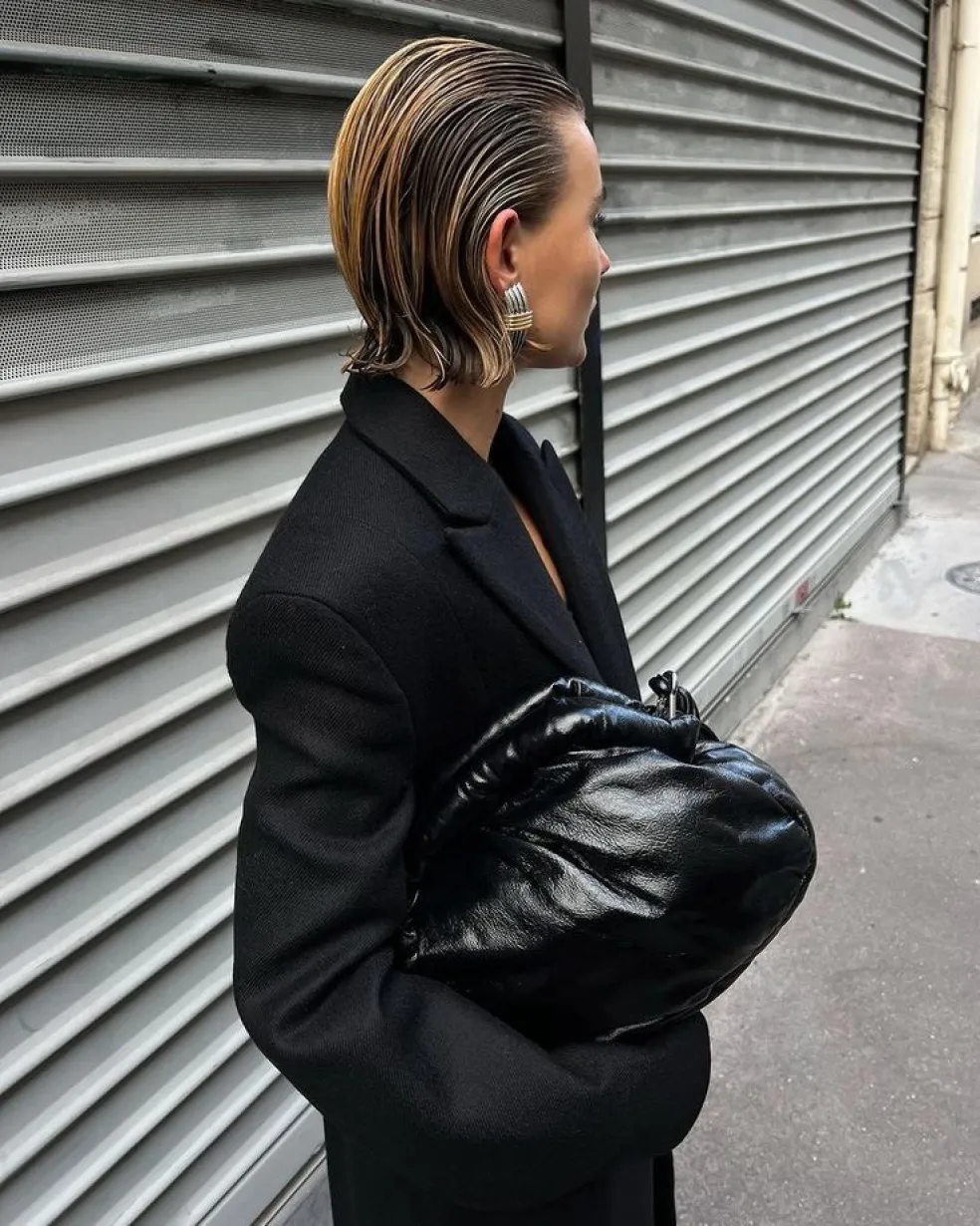 Žena s krátkym bobom upraveným do uhladeného wet look účesu
