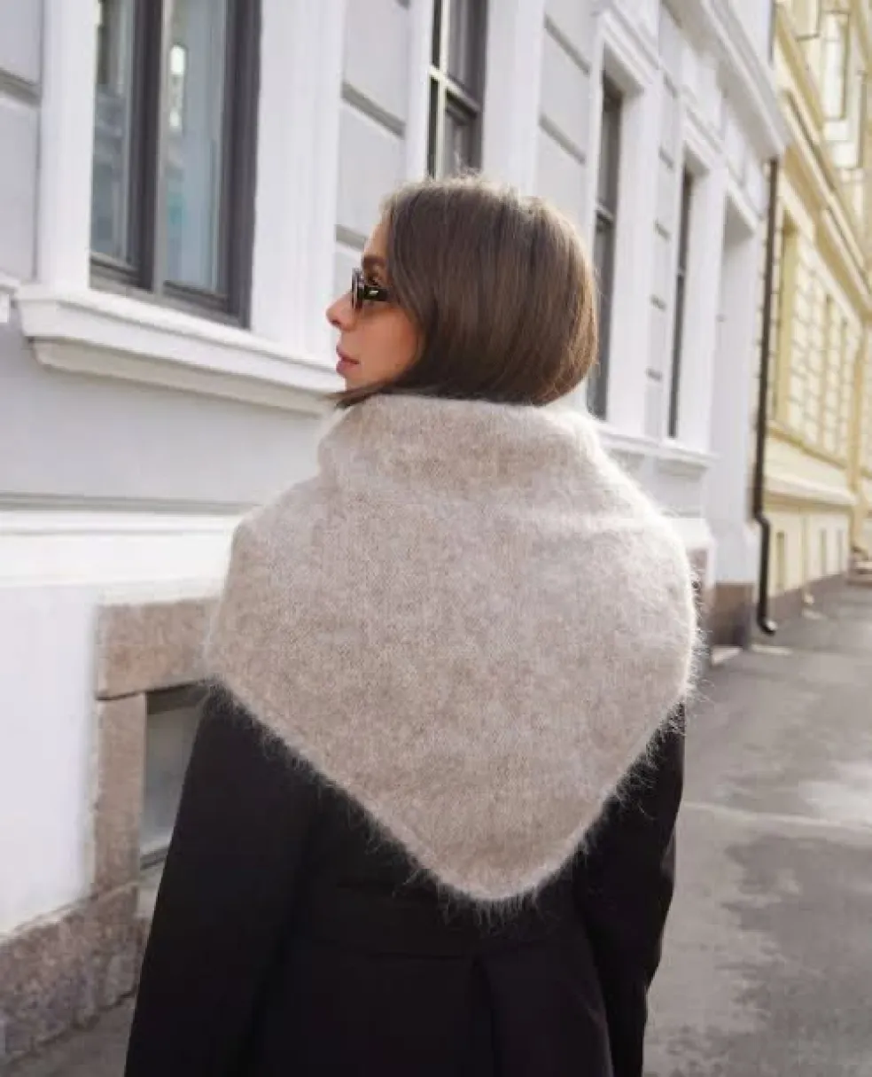 žena s veľkou štvorcovou šatkou zloženou do trojuholníka a uviazanou okolo krku