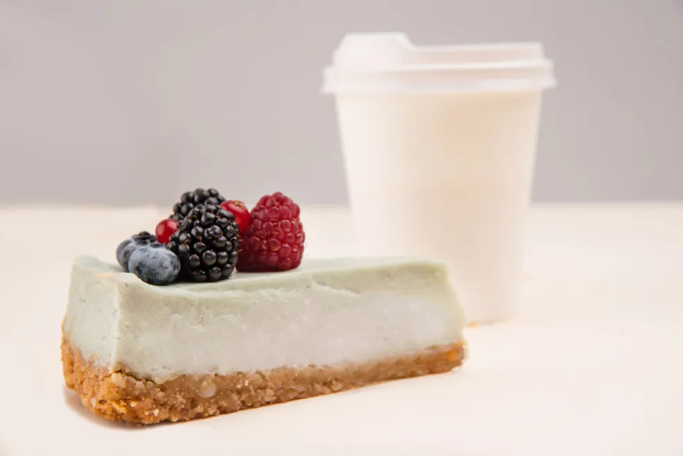 Tvarohový cheesecake s lesným ovocím ako alternatíva dezertu z cream cheese