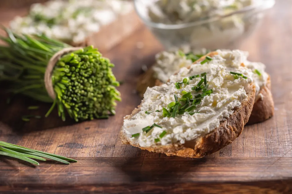 Bryndzová nátierka s pažítkou na chlebe ako slaná náhrada cream cheese
