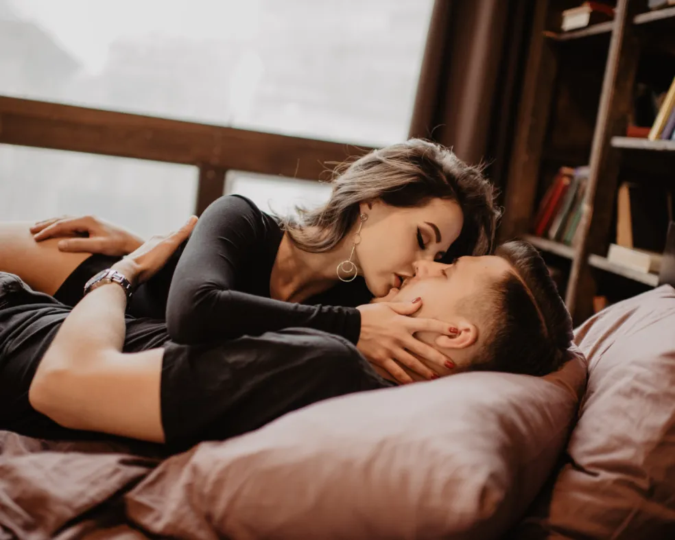 Romantický pár pri vášnivom bozku počas intímnej chvíle