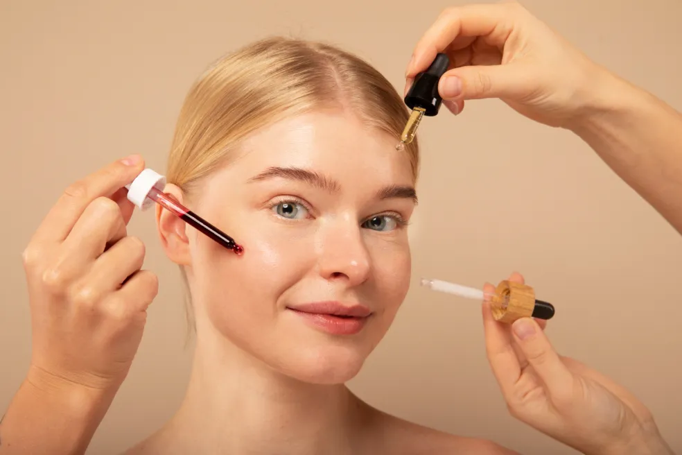 Žena pri aplikácii pleťových sér s kvapkadlom počas hydratačnej skincare rutiny