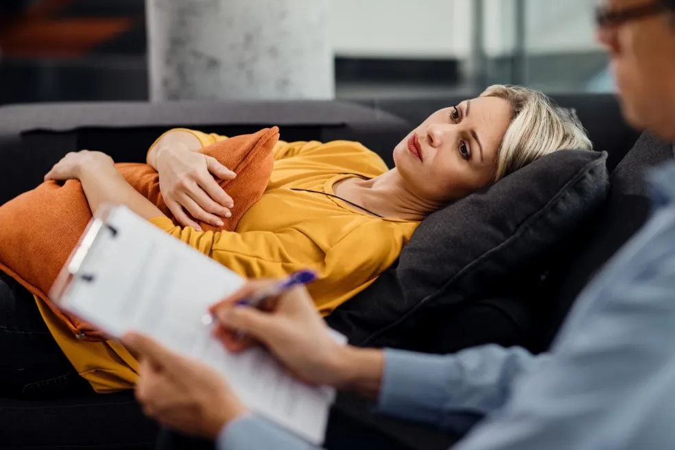 Žena počas konzultácie s psychologičkou pri riešení sociálnej úzkosti a psychických ťažkostí
