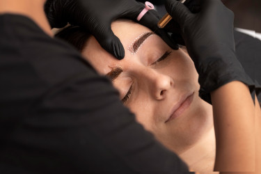 Tetovanie obočia: Microblading alebo púdrové obočie? Ako si vybrať správnu metódu