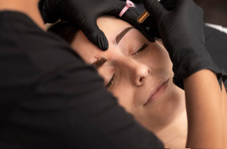 Tetovanie obočia: Microblading alebo púdrové obočie? Ako si vybrať správnu metódu