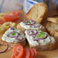 Nivová nátierka s cibuľou a cesnakom: jednoduchý recept so smotanou