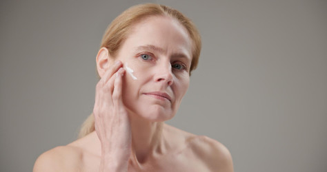 Menopauzálna pleť: Ako sa mení pokožka a akú skincare rutinu potrebuje