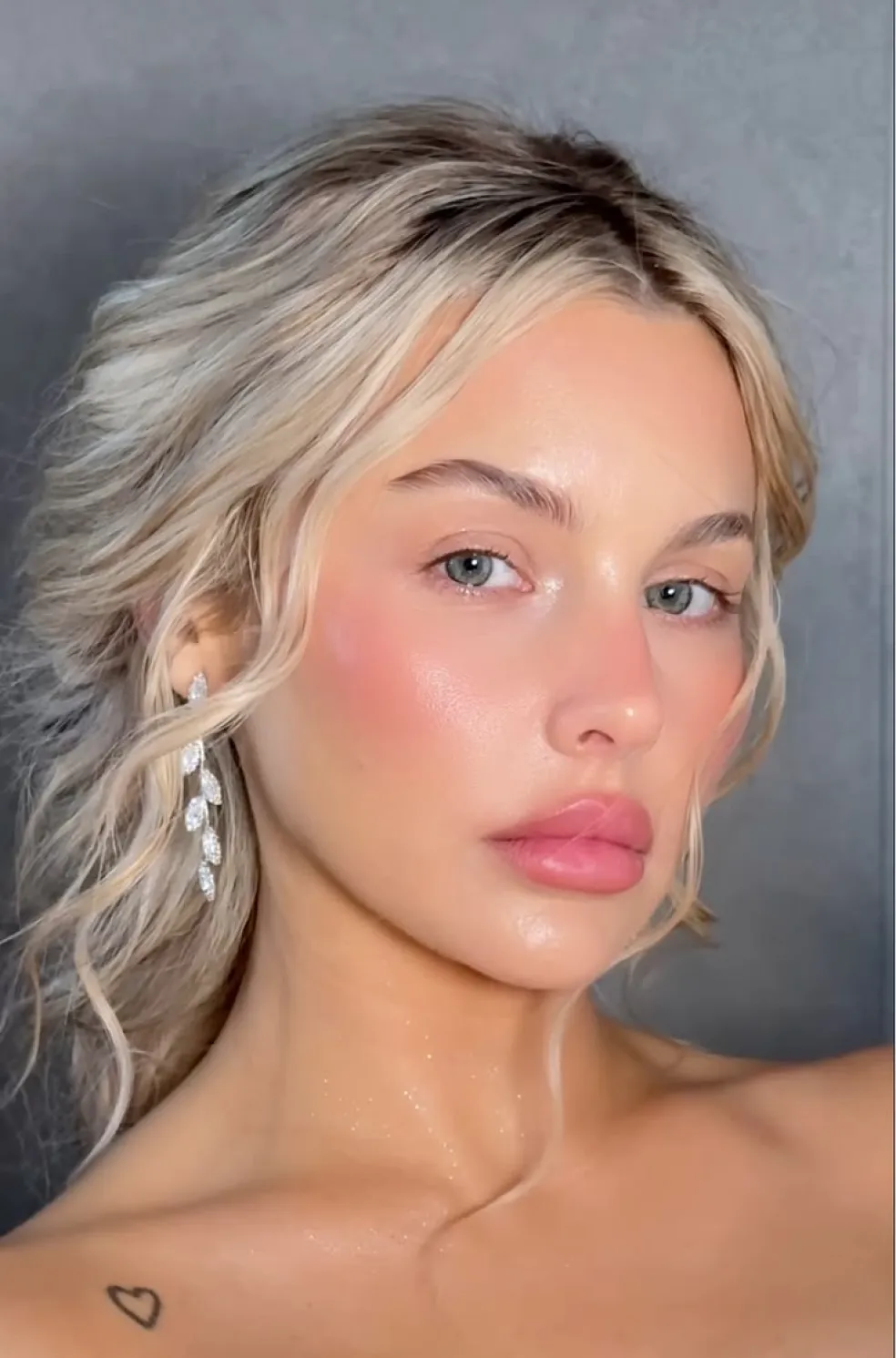 Blondínka s popolavými vlasmi, jemným ružovo-nude rúžom, rozjasnenou pleťou a prirodzeným líčením v elegantnom beauty portréte