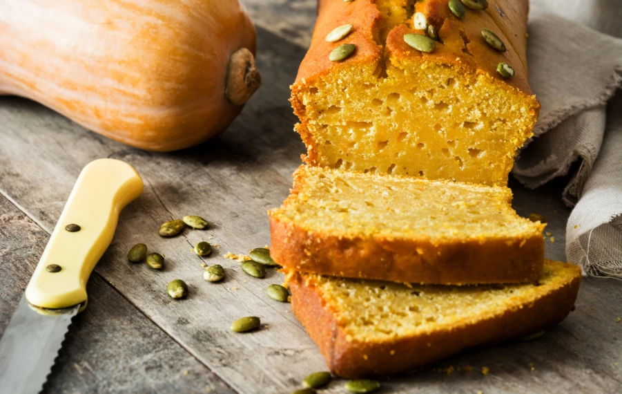 Tekvicový banana bread s vlašskými orechmi nakrájaný na doske