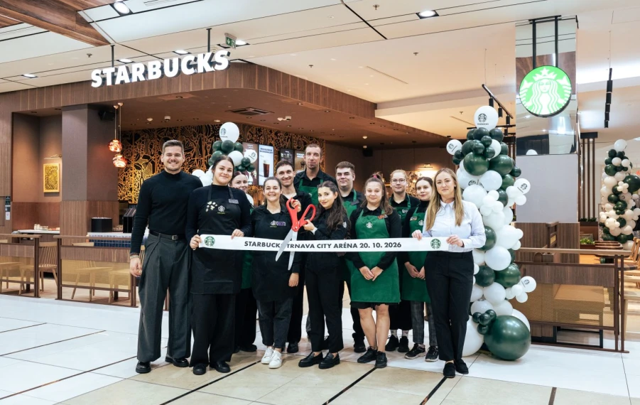Interiér kaviarne Starbucks v City Arene Trnava s modrým keramickým barom a tímom pracovníkov na otvorení kaviarne