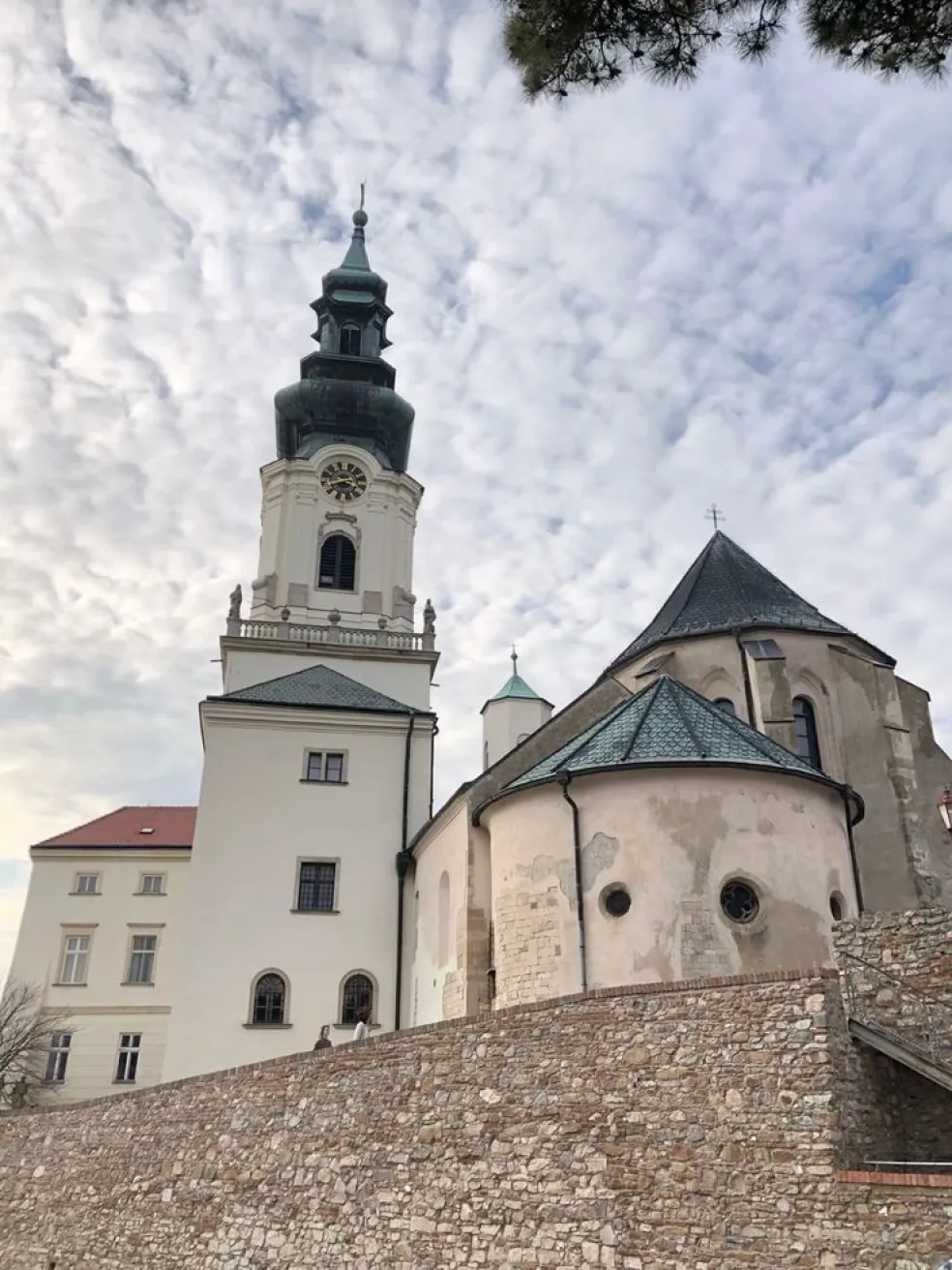 Nitriansky hrad s Katedrálou svätého Emeráma a historickou vežou, významná kultúrna pamiatka a obľúbený cieľ výletov v Nitrianskom kraji