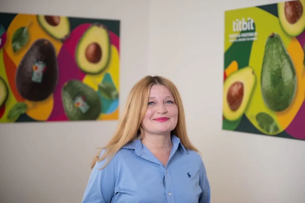 Martina Procházková, spolumajiteľka spoločnosti Titbit, pred plagátmi s avokádom