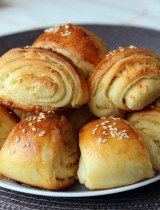Cesnakovo-syrové slimáky z kysnutého cesta: Recept krok za krokom