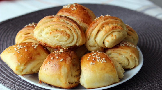 Cesnakovo-syrové slimáky z kysnutého cesta: Recept krok za krokom