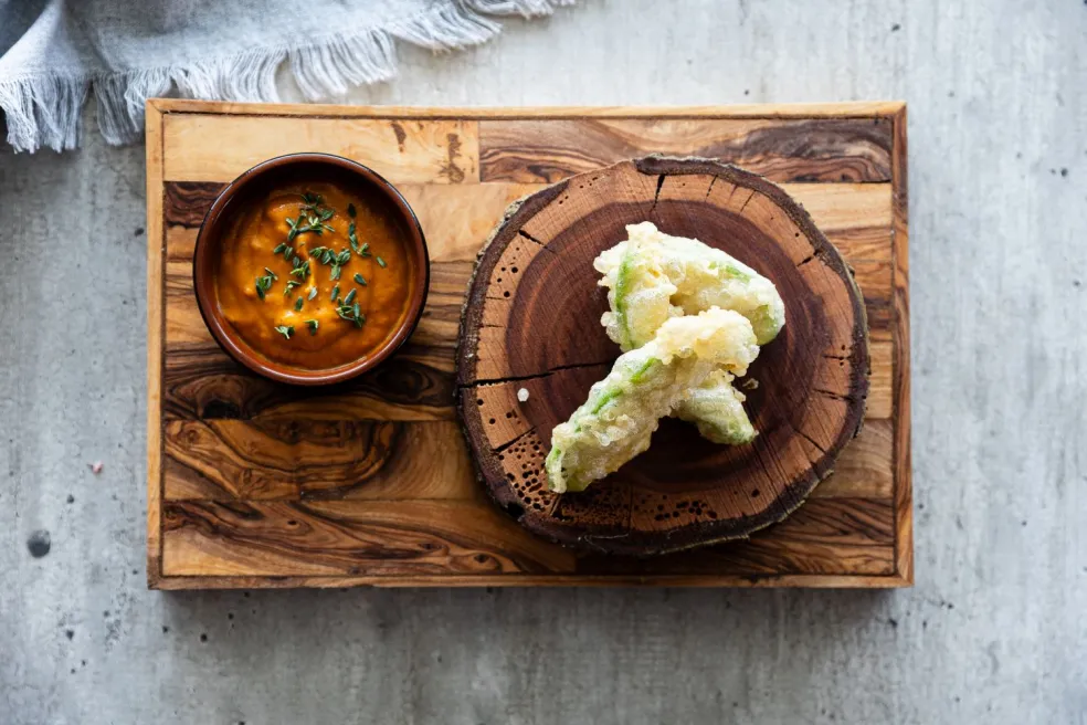 Chrumkavé avokádo v cestíčku s ajvarovým dipom (Vegan)