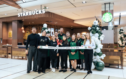 Interiér kaviarne Starbucks v City Arene Trnava s modrým keramickým barom a tímom pracovníkov na otvorení kaviarne